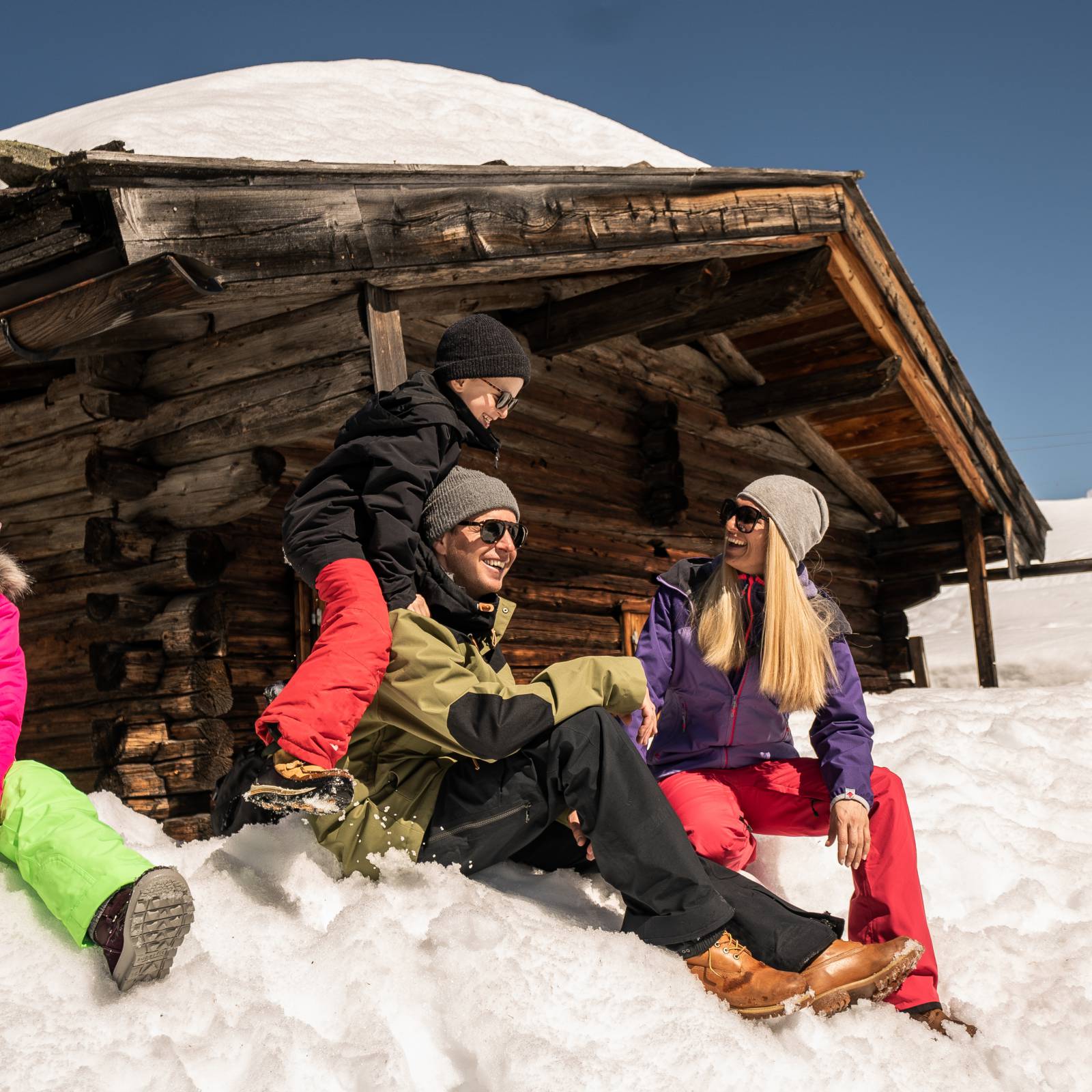 Familie im Schnee am Arhon in Mayrhofen
