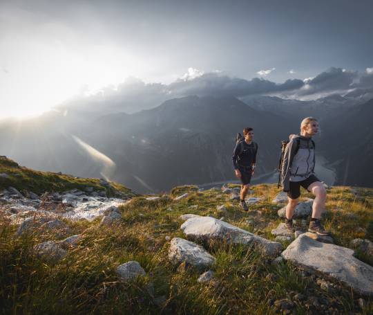 Wandern im Sommer bei der Olpererhuette im Zillertal