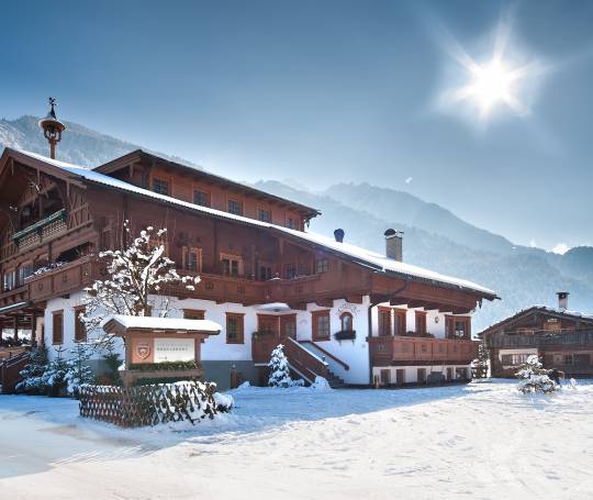 schneebedecktes Brugger Aparthotel