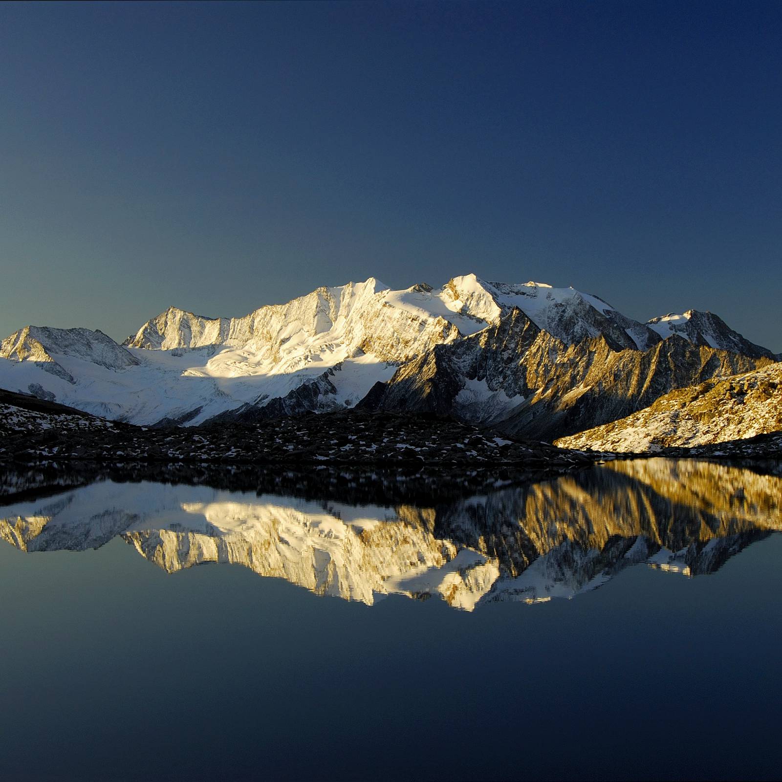 Bergsee und Berge im Zillertal