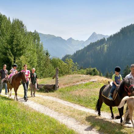 Ausritt mit Kindern beim Reitstall FinkenbergerSattel in Finkenberg