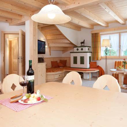 Wohnraum mit Küche eines Chalets im Chalets im BRUGGER ChaletDorf in Mayrhofen