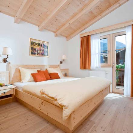 Schlafzimmer eines Chalets im Chalets im BRUGGER ChaletDorf in Mayrhofen