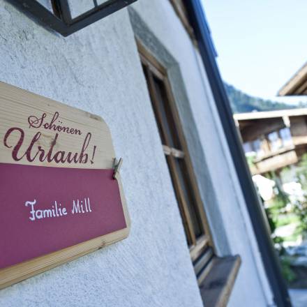 Holzschild im BRUGGER ChaletDorf in Mayrhofen