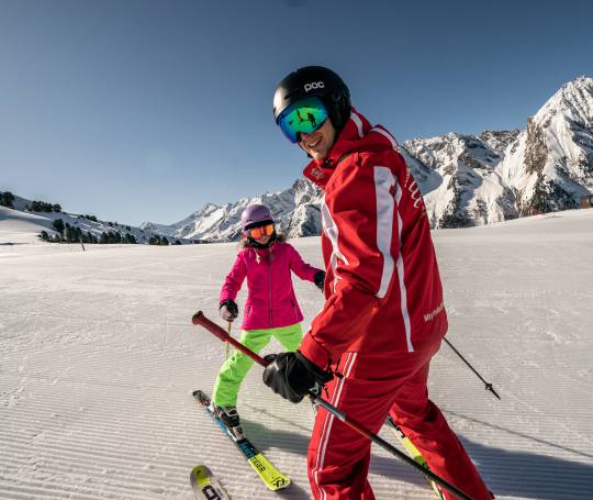 Skilehrer mit Kind auf der Piste in Mayrhofen