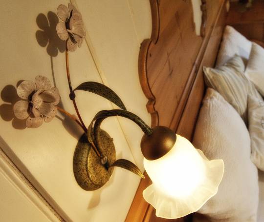 florale Nachttischlampe