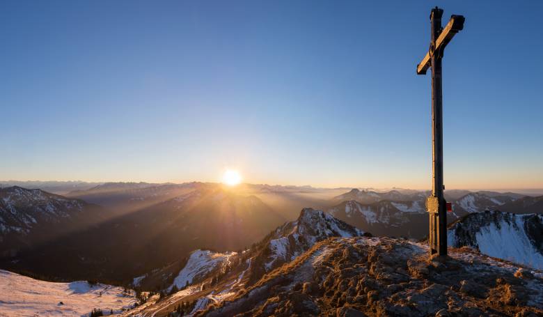 Gipfelkreuz bei Sonnenuntergang in den Zillertaler Alpen