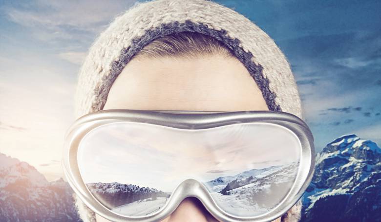 Skifahrer mit großer Skibrille in den Alpen