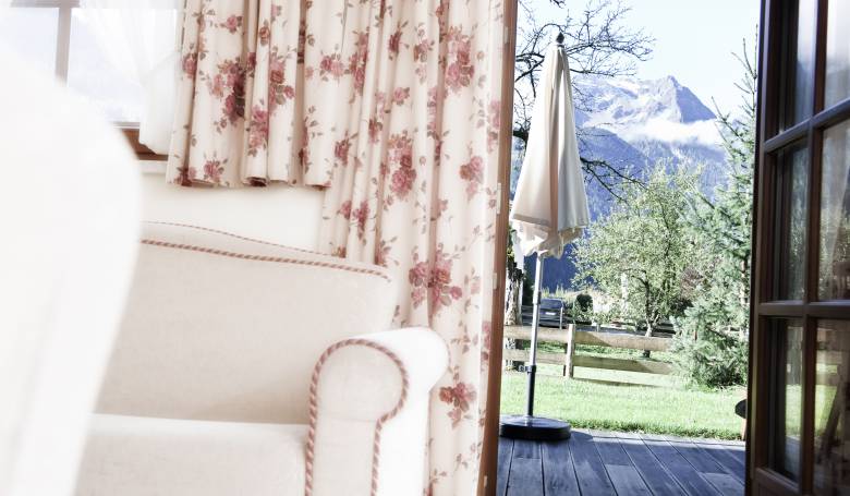 Sofa und Blick auf die Terrasse, BRUGGER ChaletDorf in Mayrhofen