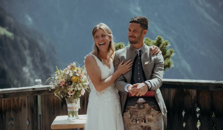 Brautpaar auf ihrer Hochzeit auf der GrasbergAlm in Finkenberg im Zillertal