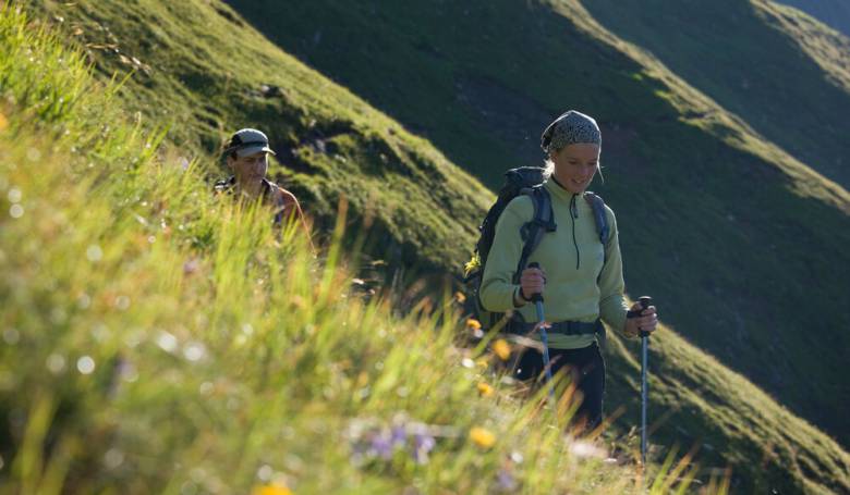 Wanderer auf dem Berliner Höhenweg im Zillertal_Aschaffenburger Höhensteig