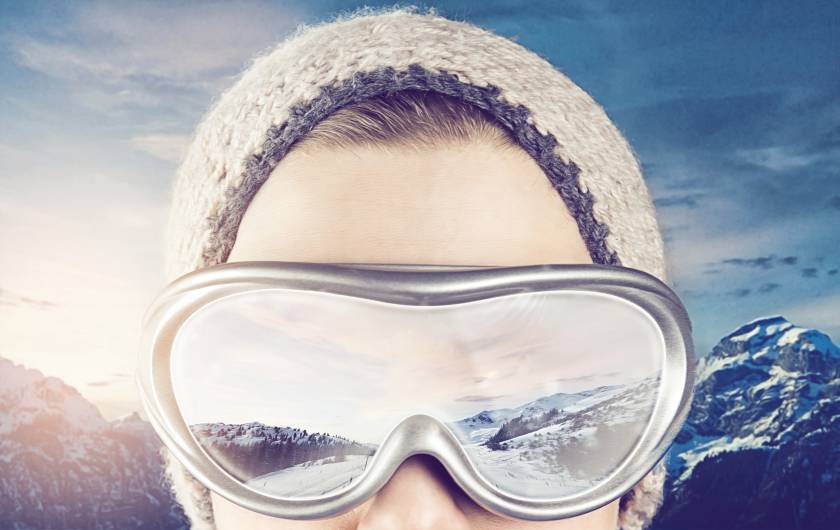Skifahrer mit großer Skibrille in den Alpen