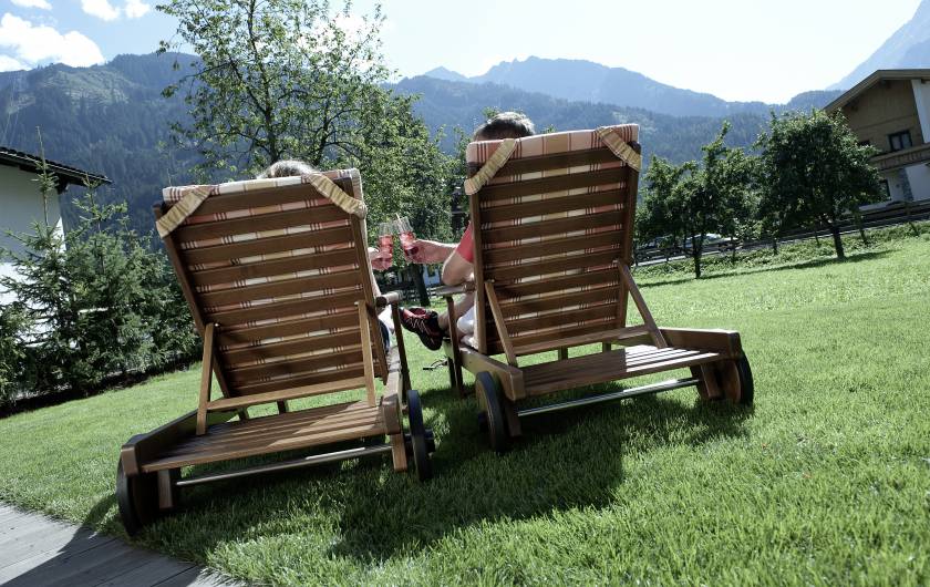 Liegestühle im Garten im BRUGGER ChaletDorf in Mayrhofen