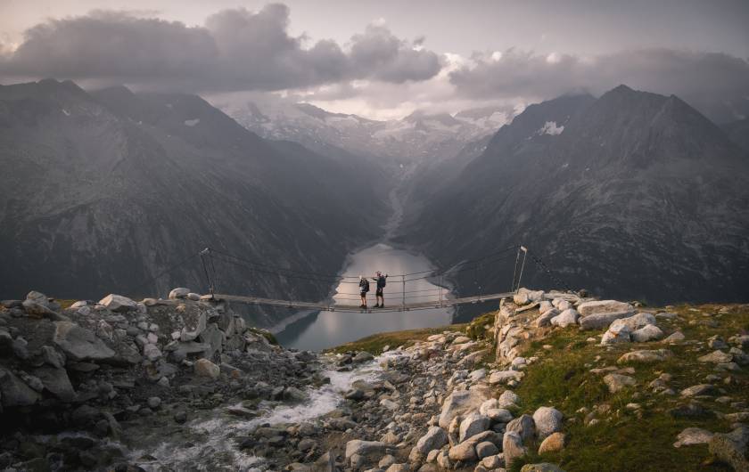 Hängebrücke Wandern im Sommer bei der Olpererhuette im Zillertal