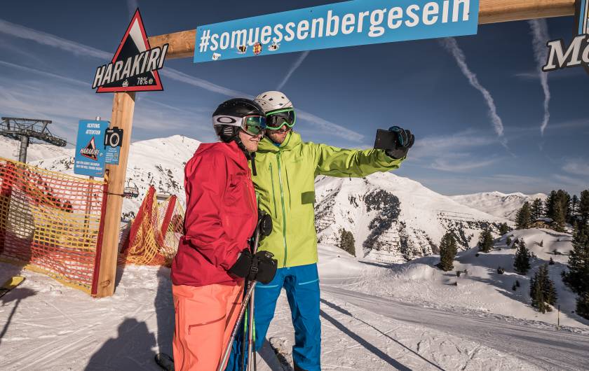 Paar am Fotopoint Schneekar in Mayrhofen