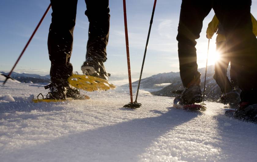 Schneeschuhwanderer genießen den Weitblick in den Alpen in Mayrhofen