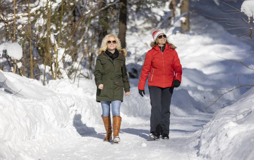 Zwei Frauen genießen die Sonne beim Winerwandern in Mayrhofen