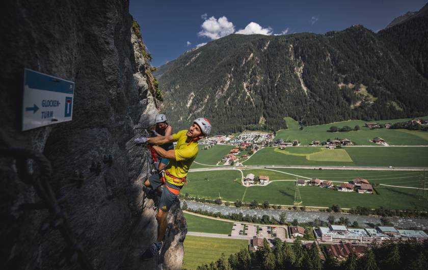 Kletterer am Klettersteig am Glockenturm bei Mayrhofen