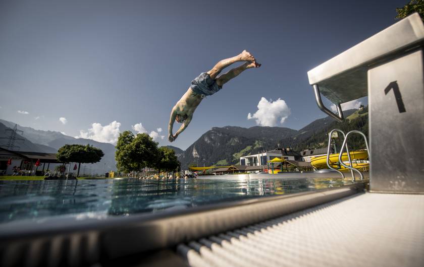 Sprung ins Freibad des Erlebnisbads Mayrhofen