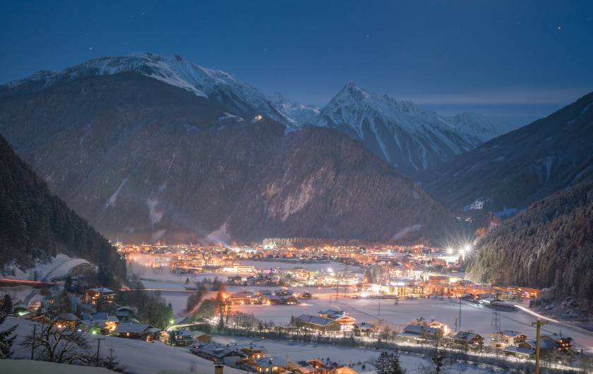 Mayrhofen bei Nacht im Winter