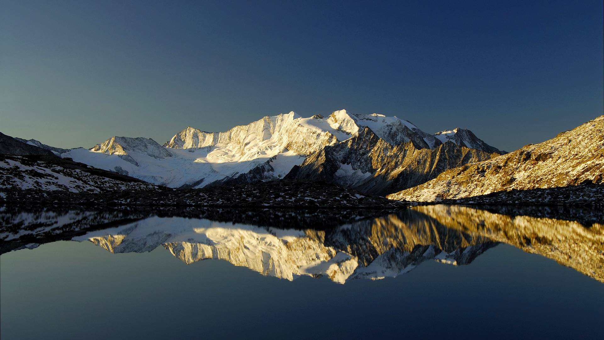 Bergsee und Berge im Zillertal