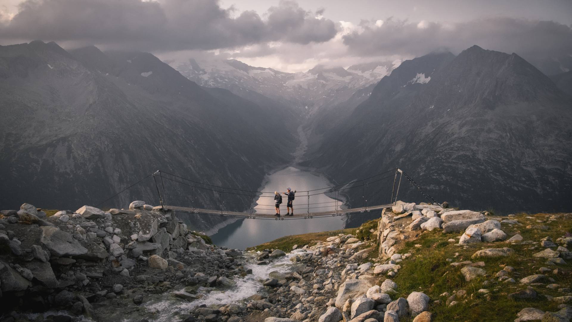 Hängebrücke Wandern im Sommer bei der Olpererhuette im Zillertal