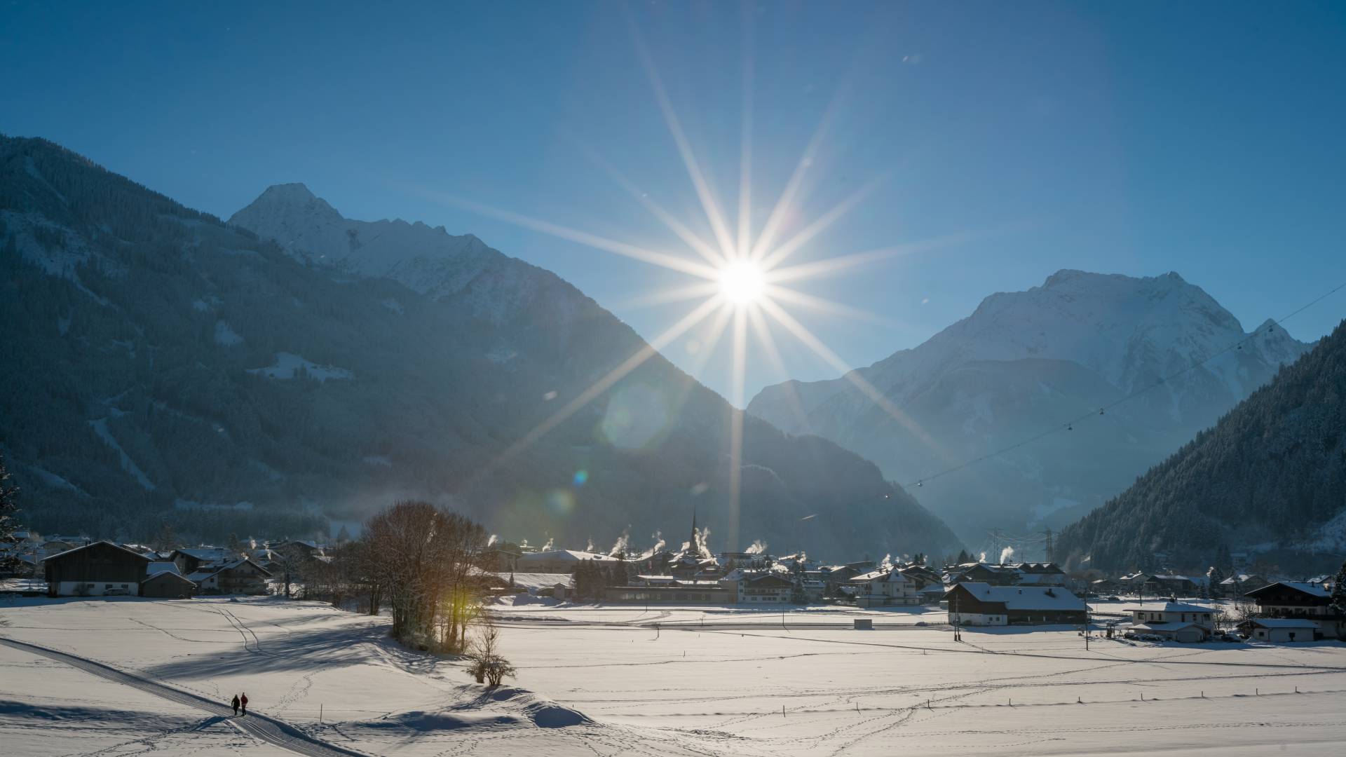 Sonne über dem verschneiten Mayrhofen im Winter