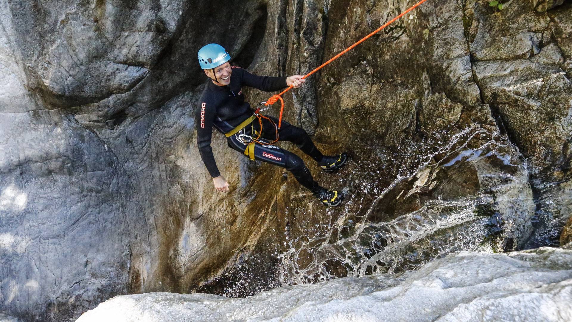 Canyoning in einer Schlucht bei Mayrhofen im Zillertal