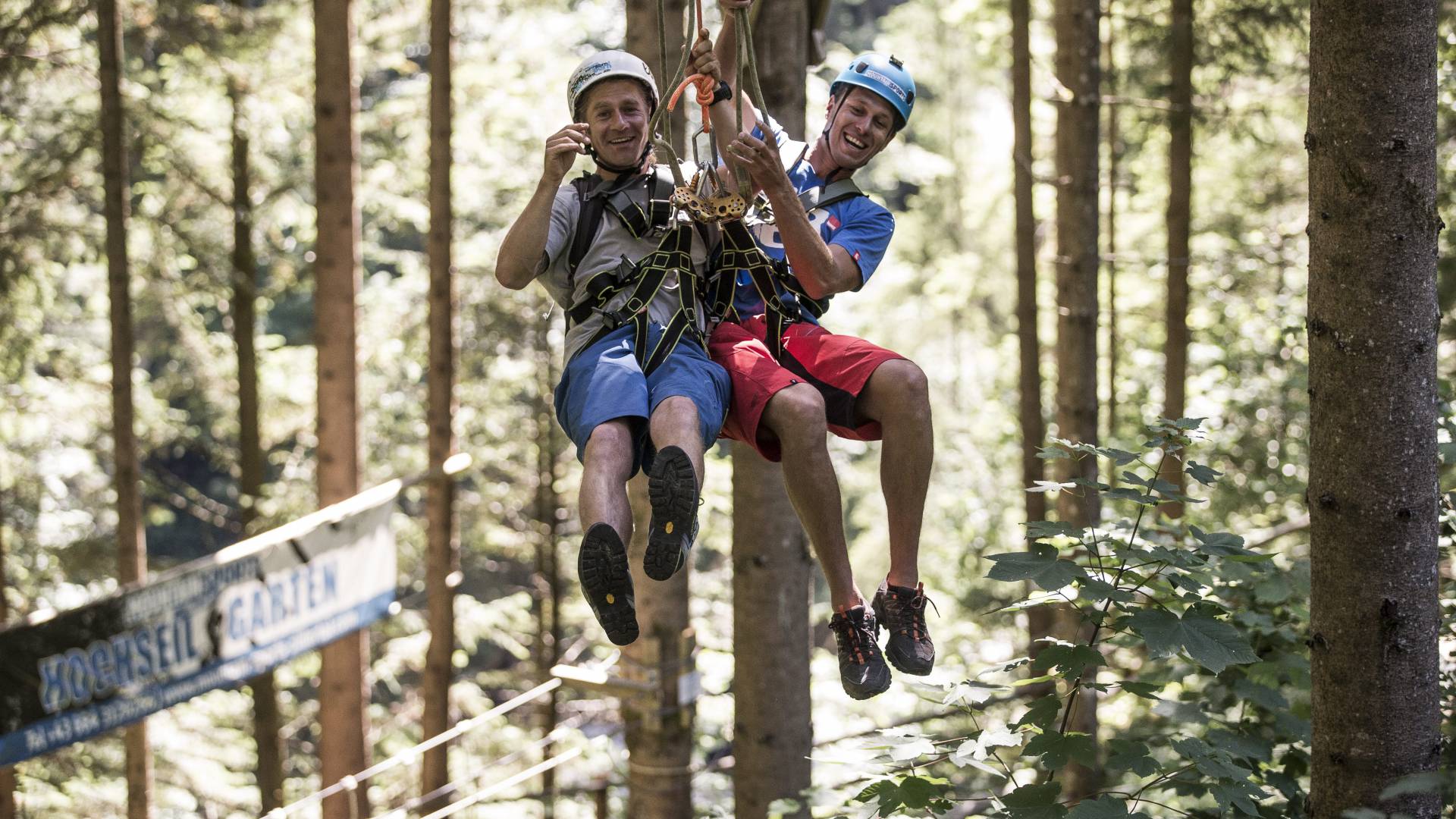 Zwei Männer im Hochseilgarten im Zillertal