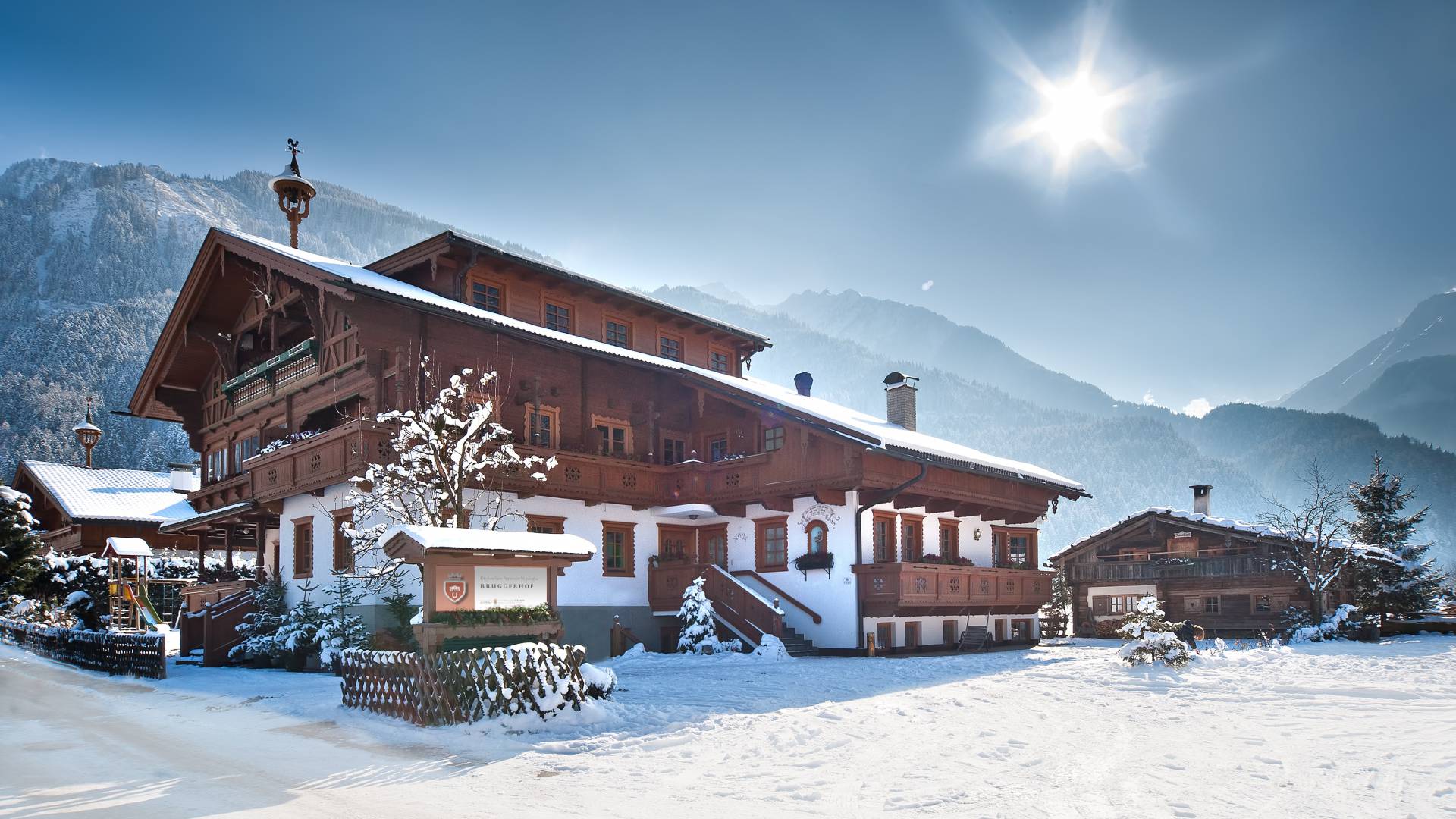 schneebedecktes Brugger Aparthotel