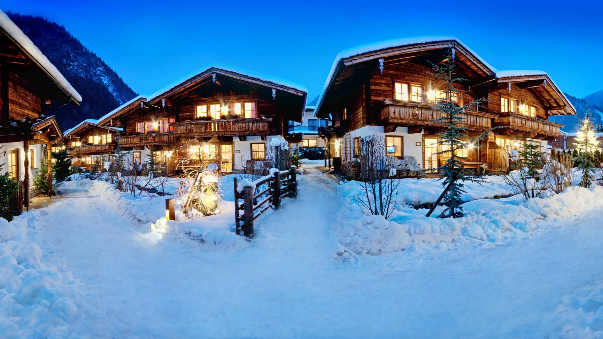 schneebedecktes Chaletdorf Brugger in Mayerhofen