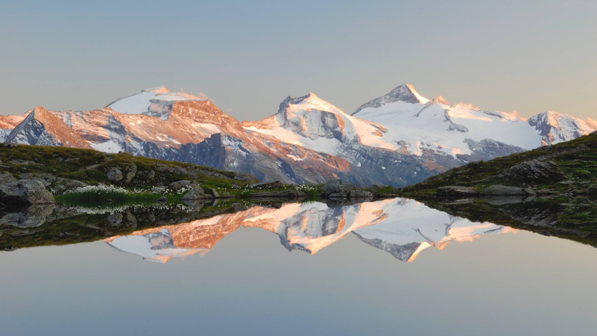 Zillertaler Alpen am Bergsee