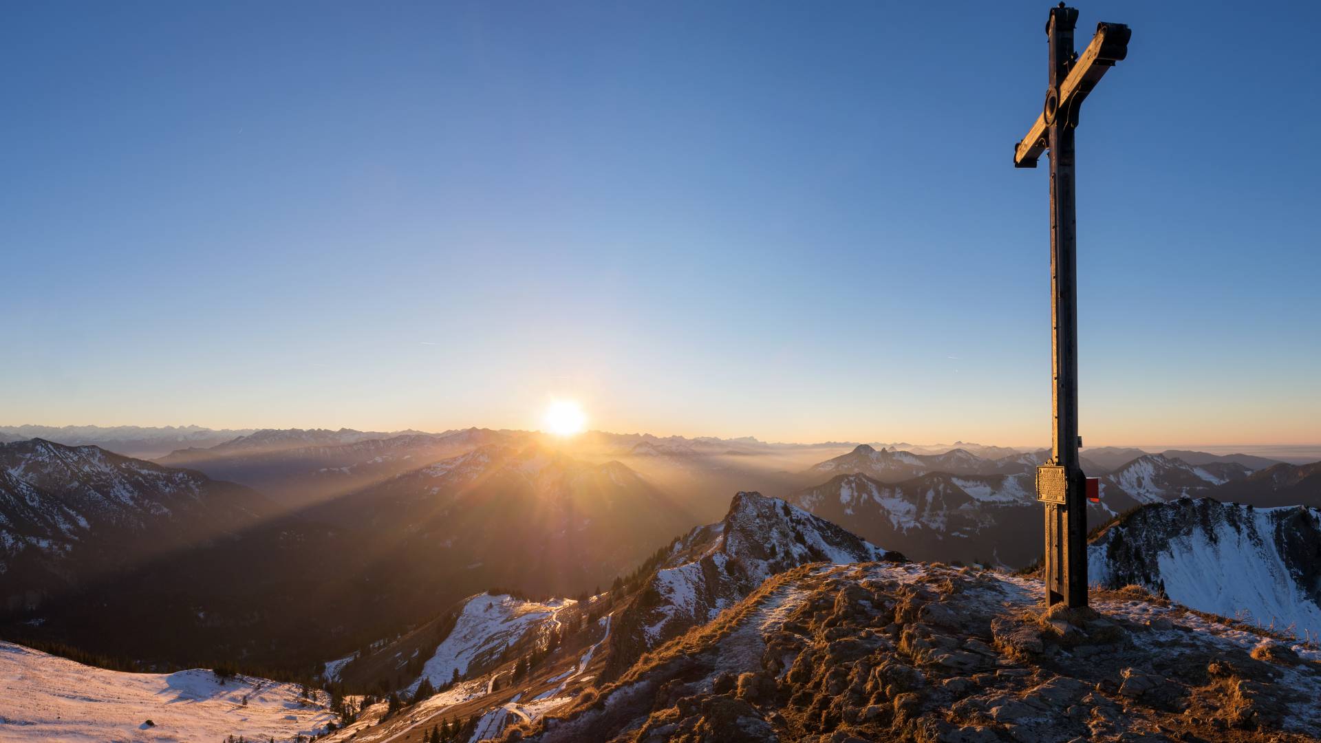 Gipfelkreuz bei Sonnenuntergang in den Zillertaler Alpen