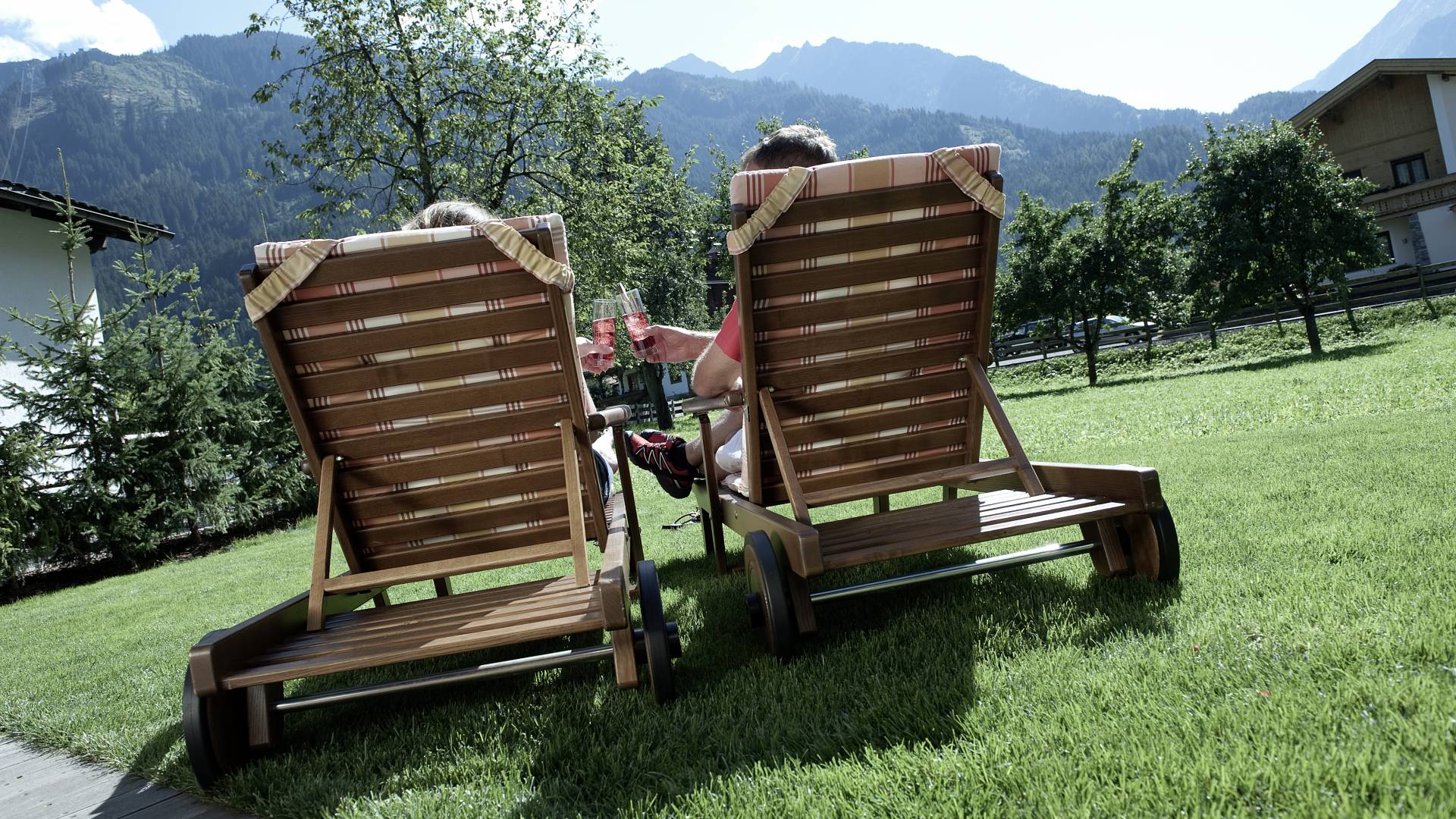 Liegestühle im Garten im BRUGGER ChaletDorf in Mayrhofen