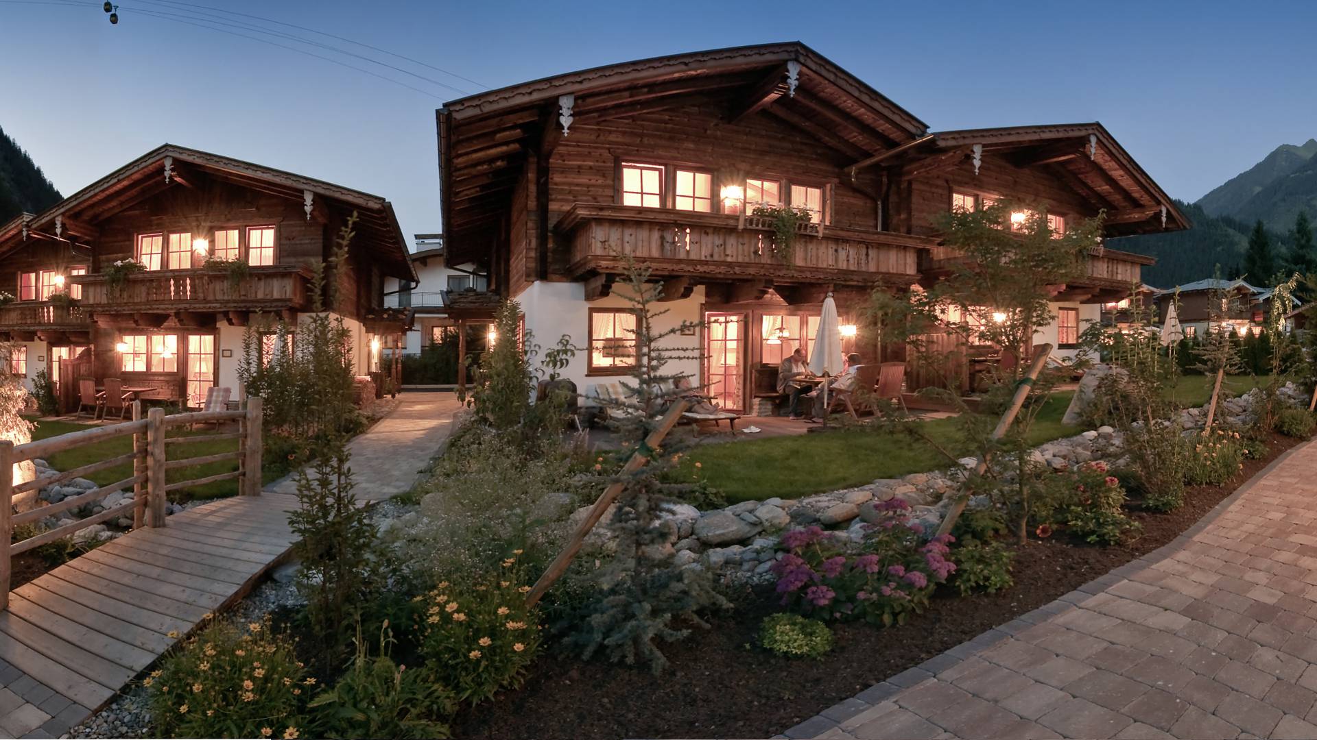 Abendstimmung im BRUGGER ChaletDorf in Mayrhofen