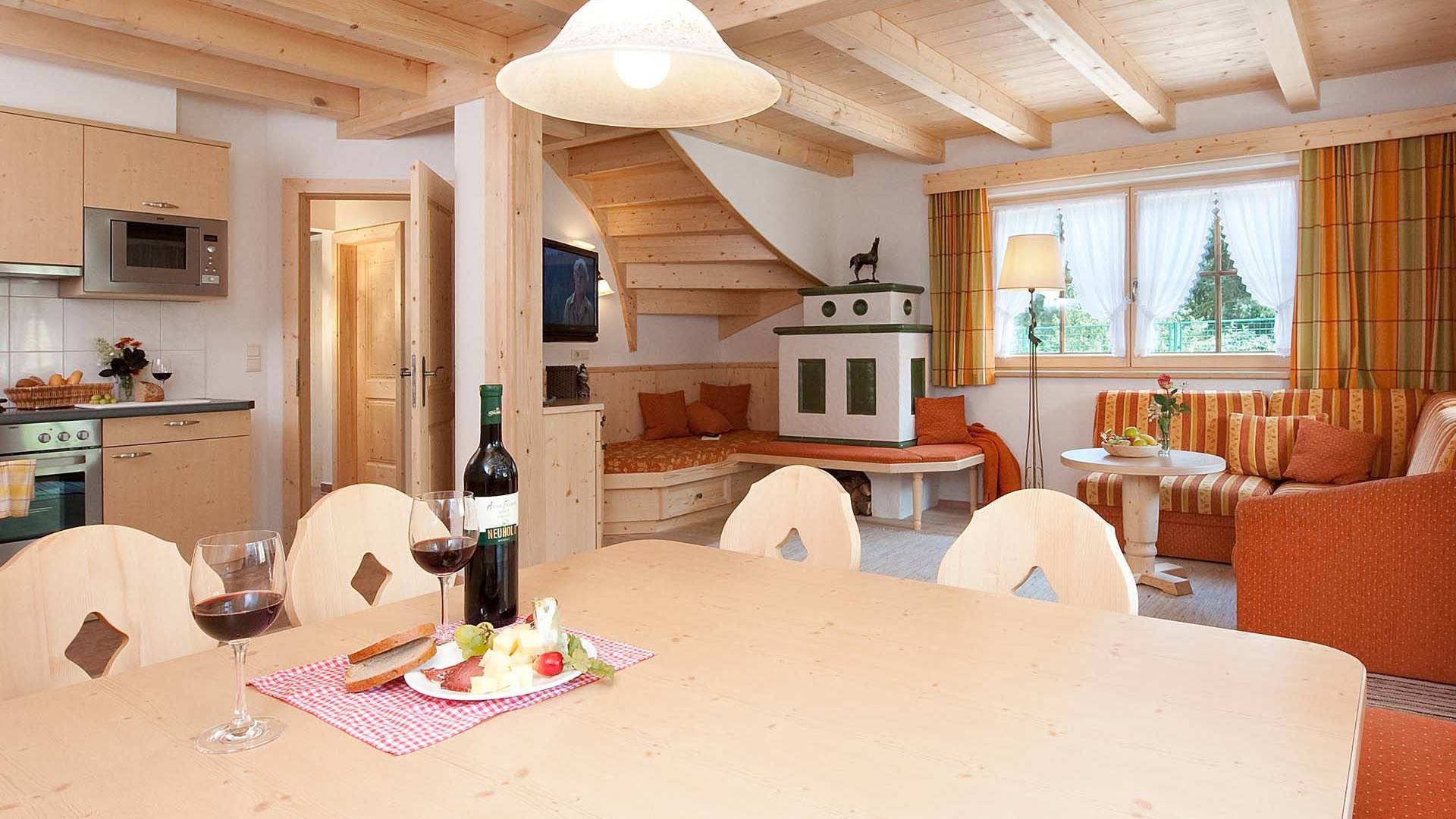 Wohnraum mit Küche eines Chalets im Chalets im BRUGGER ChaletDorf in Mayrhofen