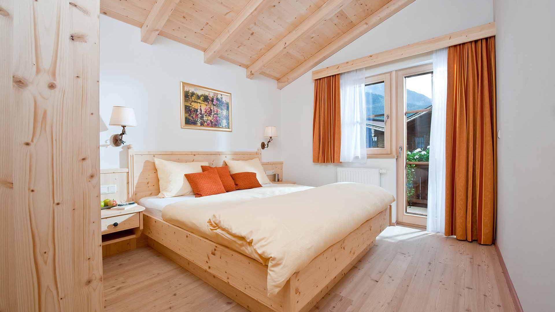 Schlafzimmer eines Chalets im Chalets im BRUGGER ChaletDorf in Mayrhofen