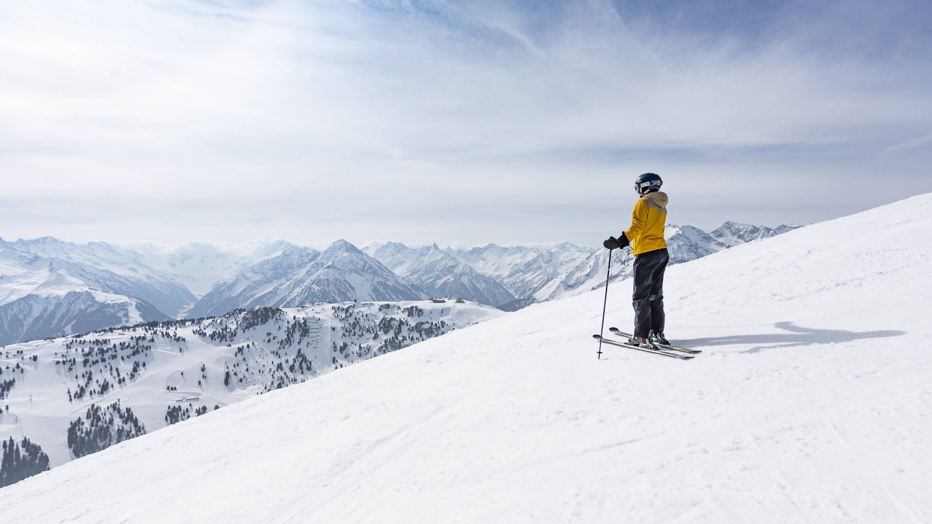 Weitblick eines Skifahrers im Skigebiet Mayrhofen