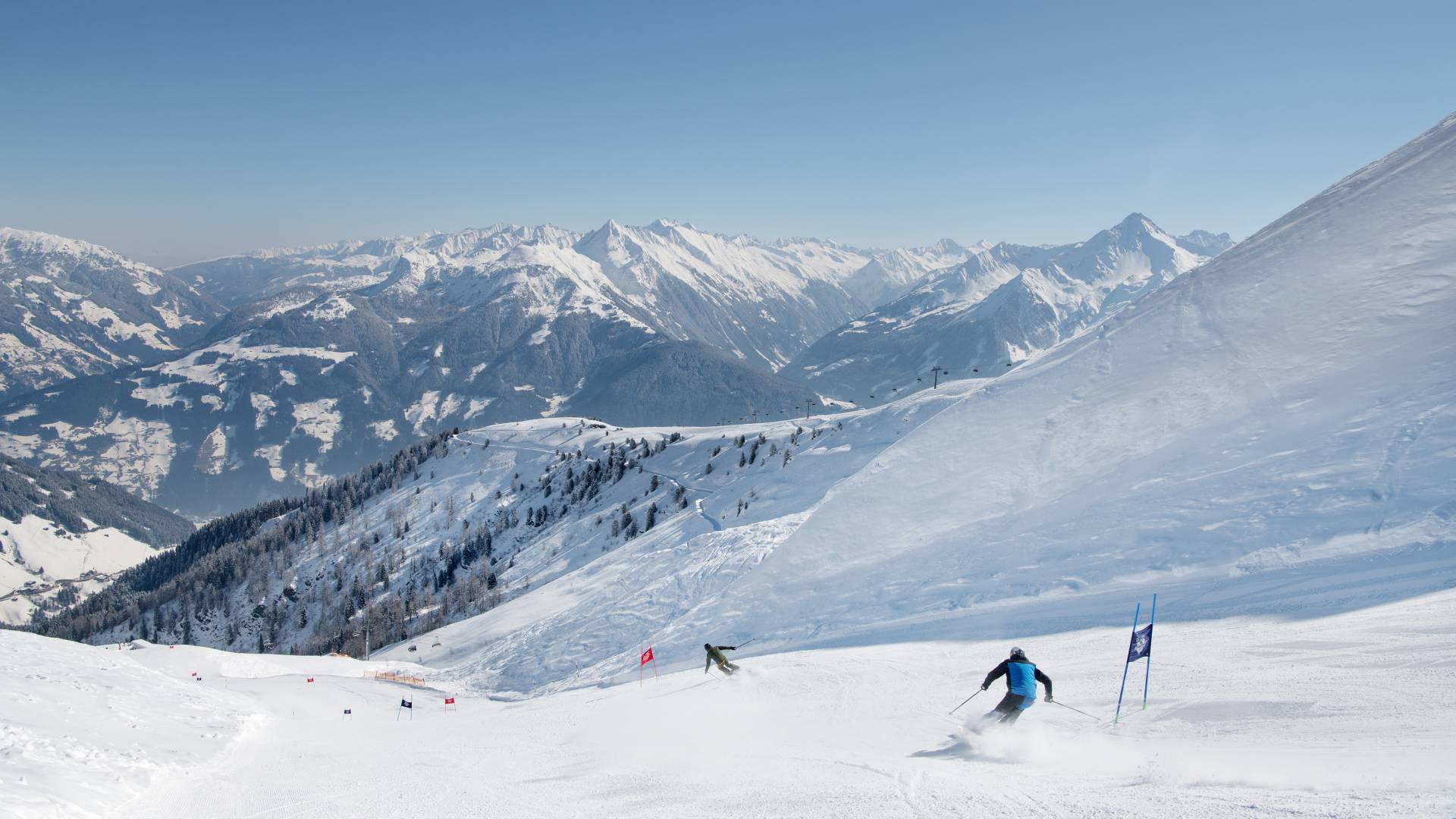 Skifahrer unterwegs im Rennparadies am Unterberg im Skigebiet Mayrhofen