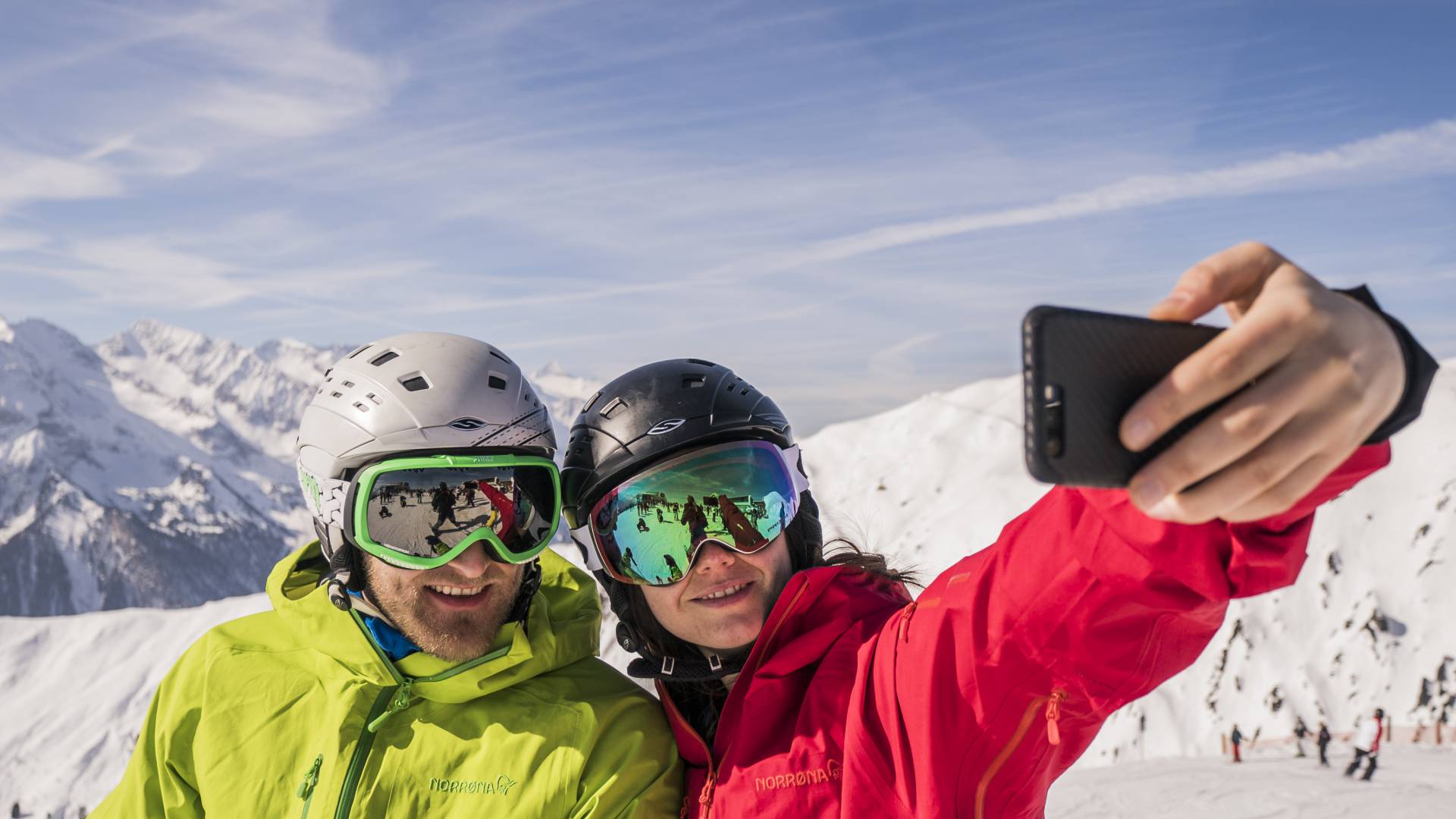 Selfie eines Paares beim Skifahren im Skigebiet Mayrhofen