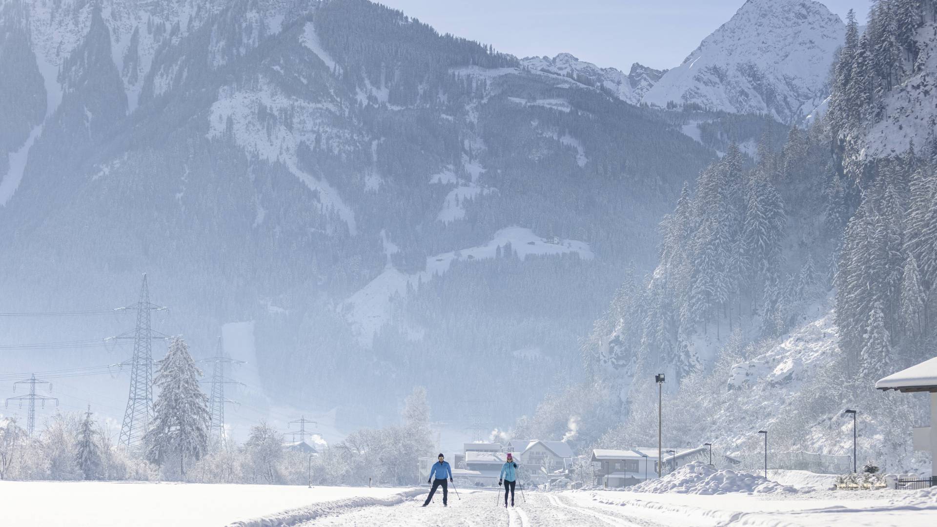 Langläufer in Mayrhofen im Zillertal vor der Bergkulisse