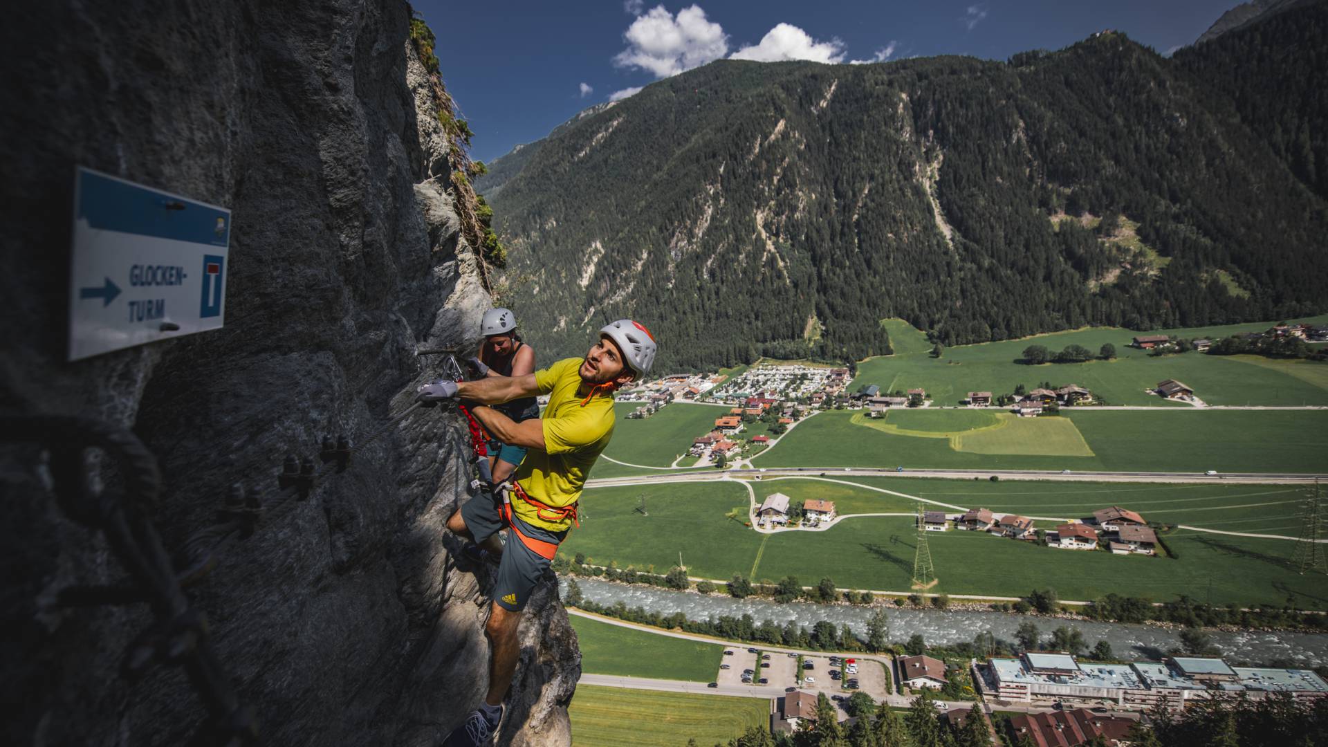 Kletterer am Klettersteig am Glockenturm bei Mayrhofen