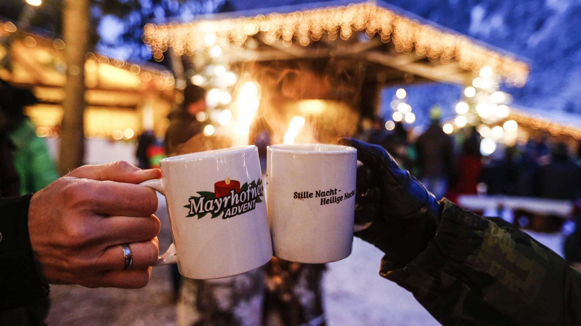 Tassen und Adventsstimmung beim Mayrhofner Advent im Zillertal