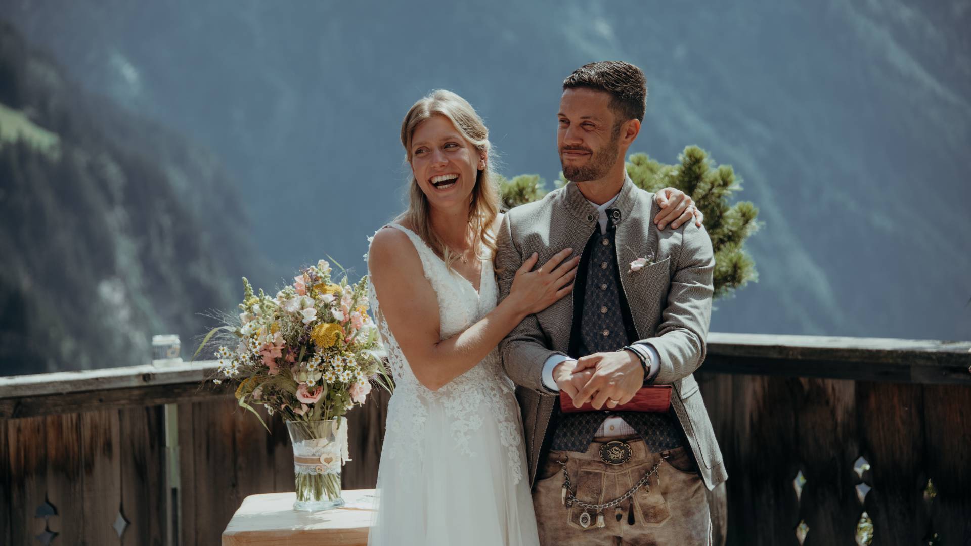 Brautpaar auf ihrer Hochzeit auf der GrasbergAlm in Finkenberg im Zillertal