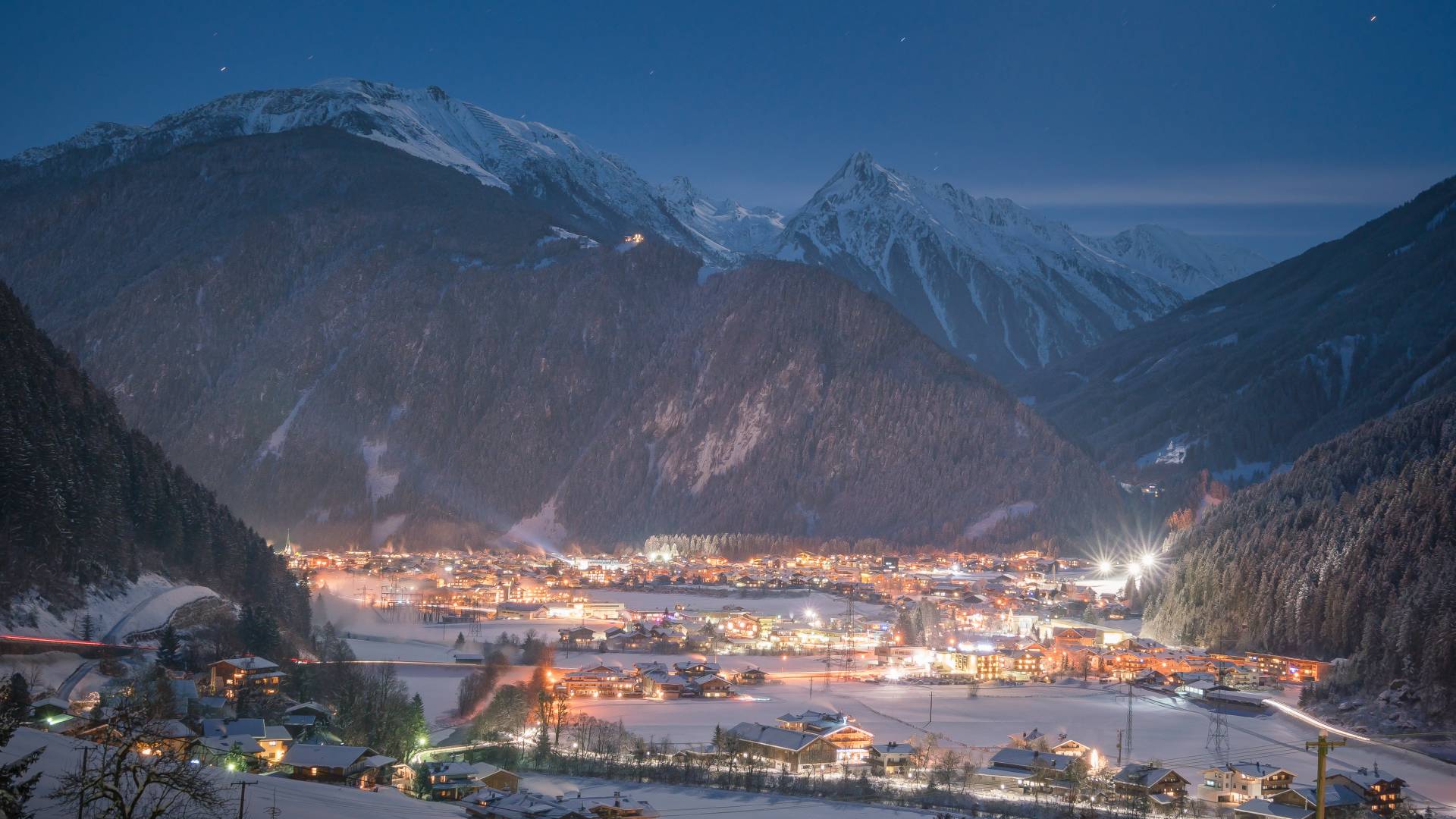 Mayrhofen bei Nacht im Winter