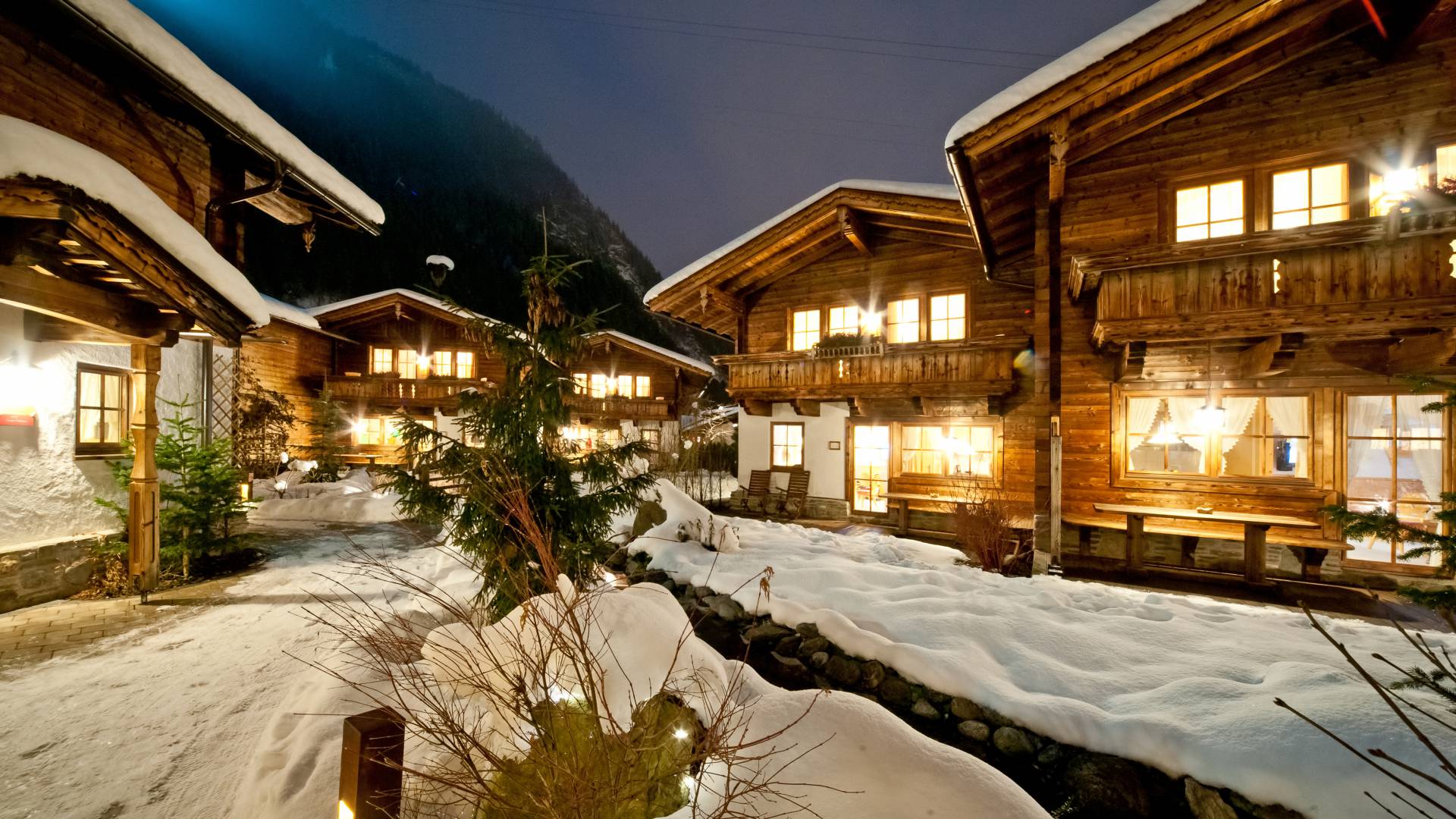 Schneebedecktes Aparthotel Brugger im Zillertal