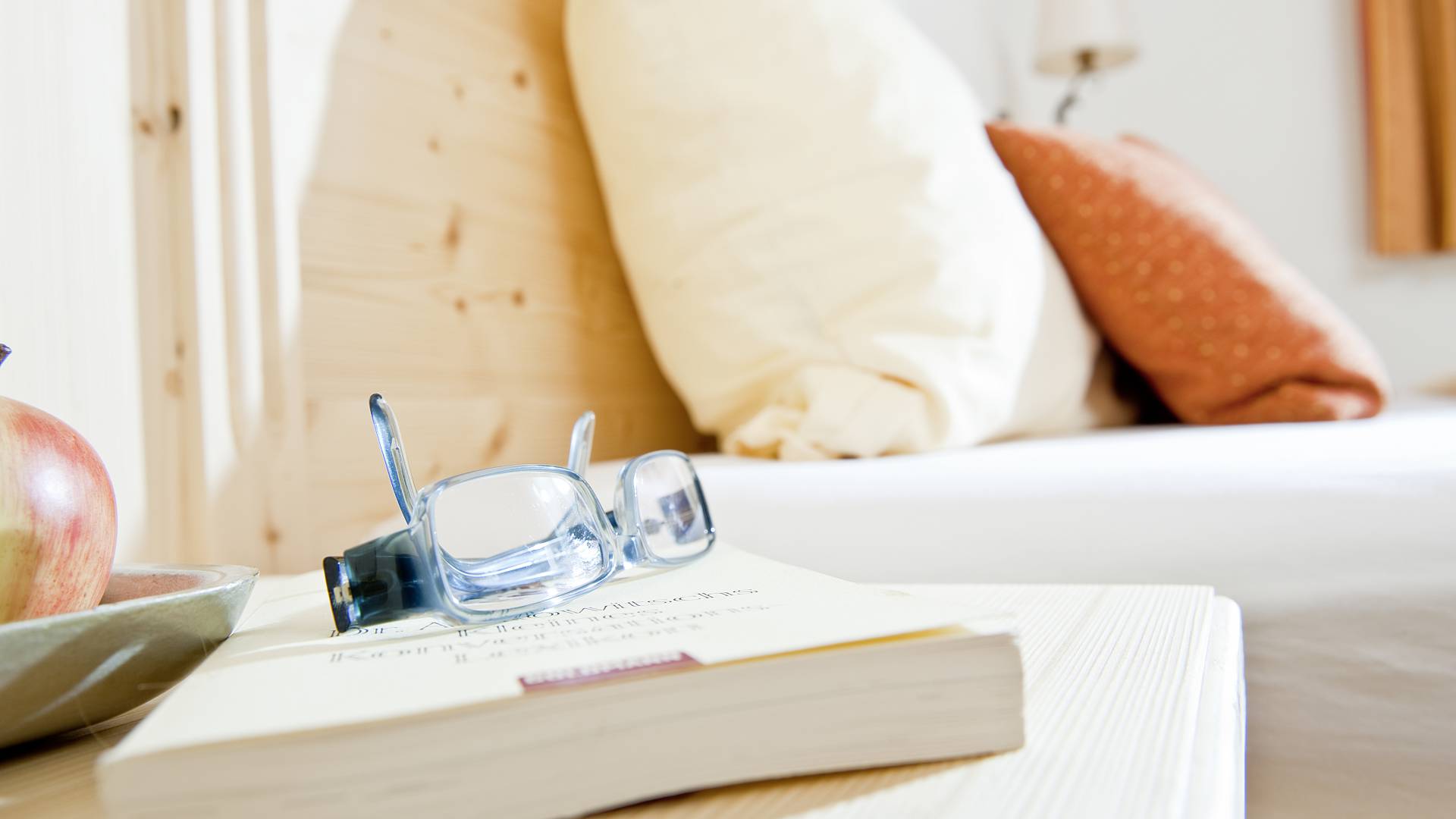 Buch mit Lesebrille